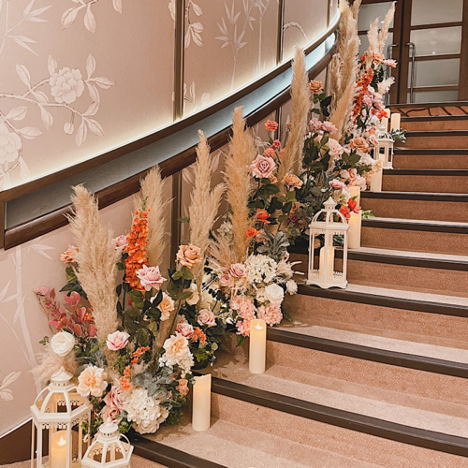 staircase-aisle-florals